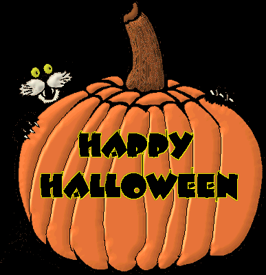 Czarny kot chowający się za dynią szczęśliwego Halloween